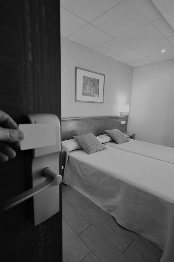 Hostal Mallorca سان أنطونيو المظهر الخارجي الصورة